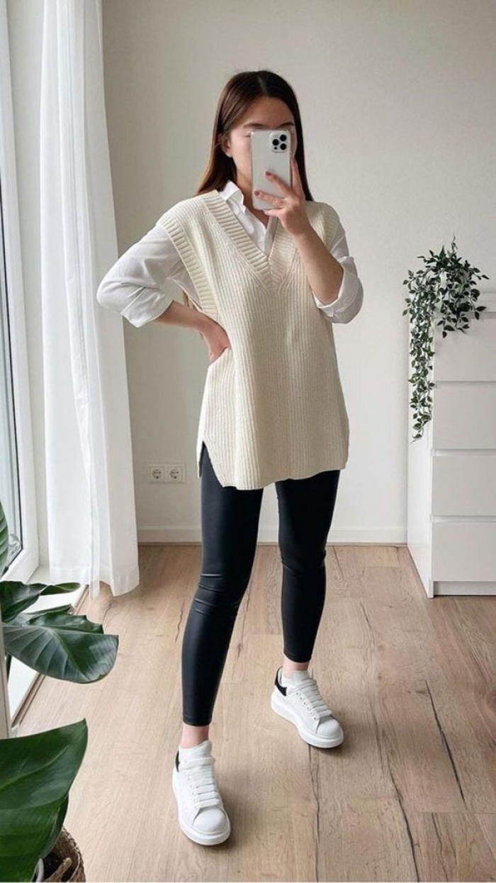 Creamy sweater with white top